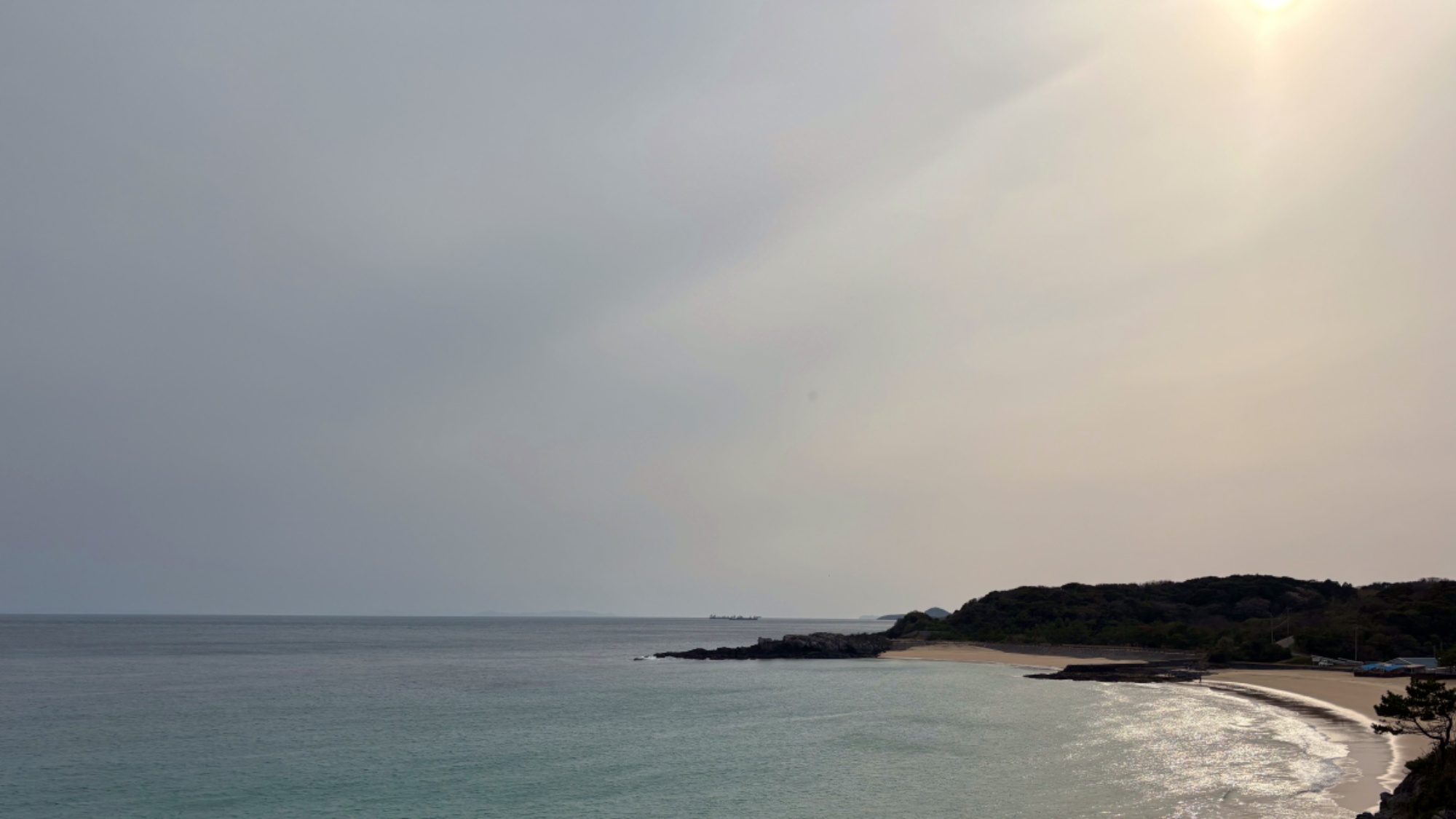 【海側12畳2Fバステラス付】絶景を味わうならこの客室が特にオススメ！日の光できらめく水面が見所。