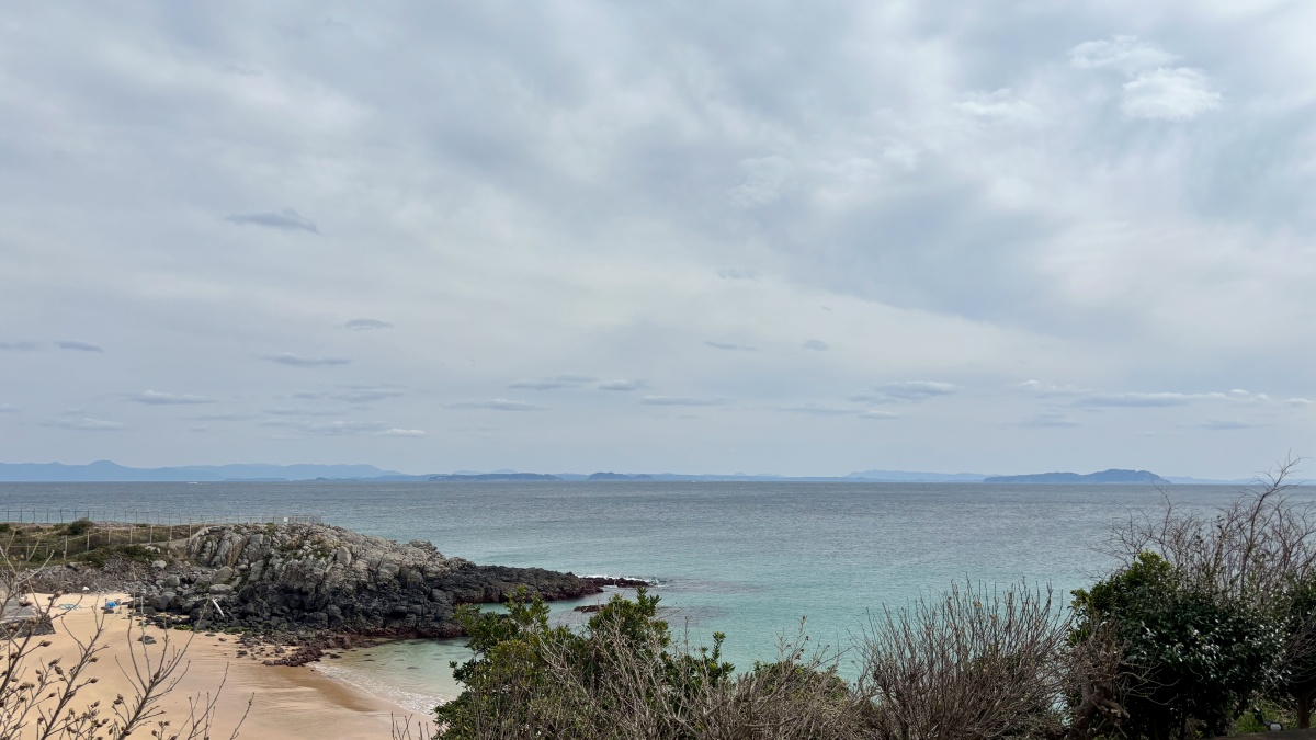 【館内一例】お食事処からの景色。海を眺めながら自慢のお料理もお楽しみいただけます。
