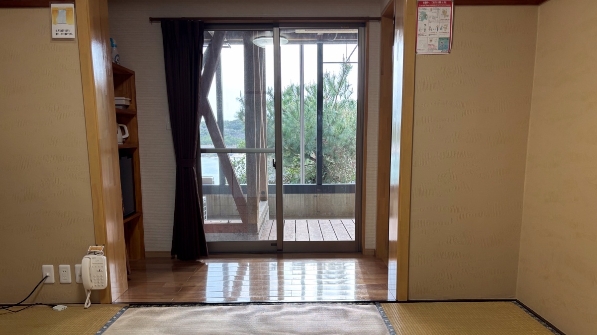 【海側和室6畳テラス付】お部屋のテラスからは青い海が見えます。ぜひ波の音に癒されてお過ごしください♪