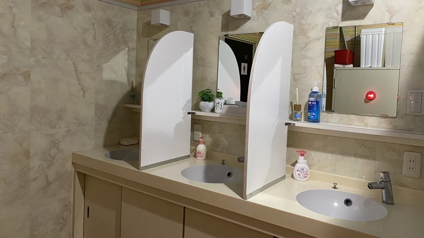 【施設一例】洗面所：共同スペースですが、パーテーションで仕切っているので個別に使用できます。