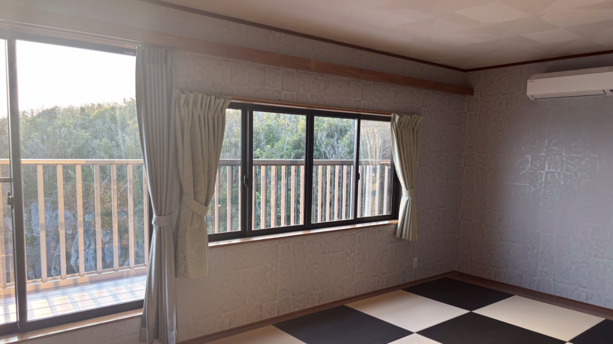 【海側和室11畳】テラスからの眺めは抜群！早朝にコーヒーを飲みながら海を眺めるのも素敵ですよ♪