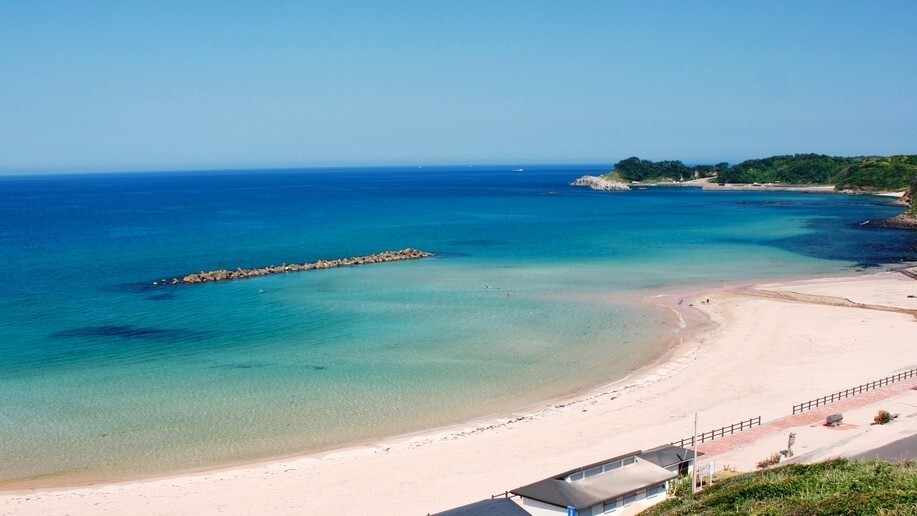 【清石浜海水浴場】芦辺港の南東に位置し、約500mに渡るM字型のビーチに波が交差して押し寄せる♪