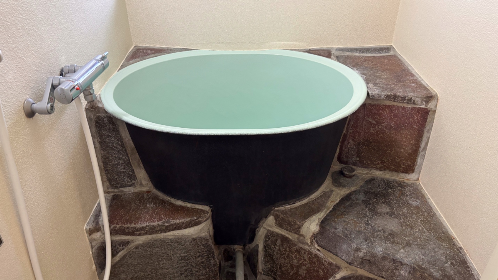 【和室24畳】数少ないバス付客室です。お子様連れのご家族様もゆっくり何度でもご利用いただけます。