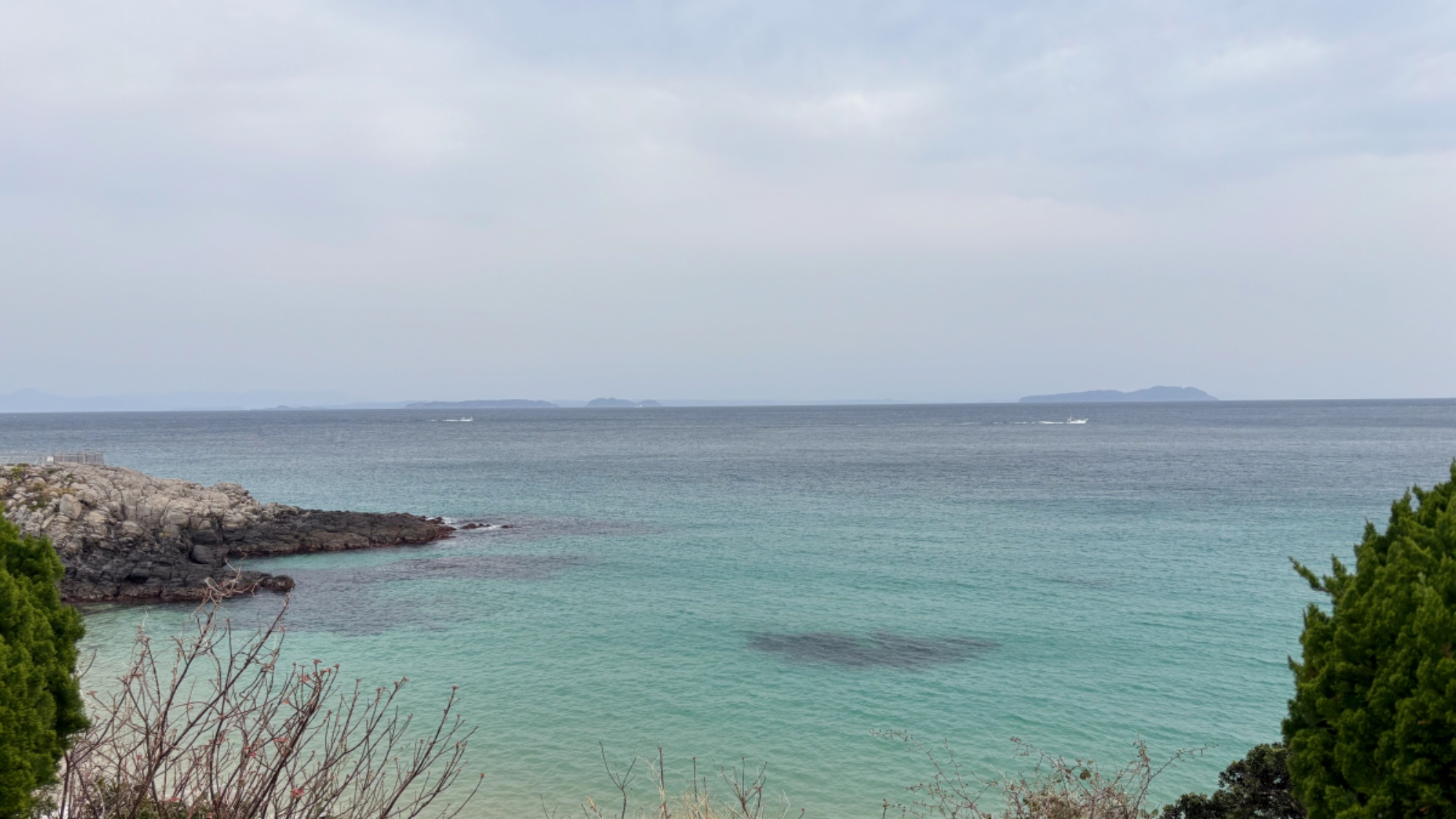 【海側10畳テラス付】テラスから見る景色。波の音と潮風、キレイな海に心も体も癒されてください！