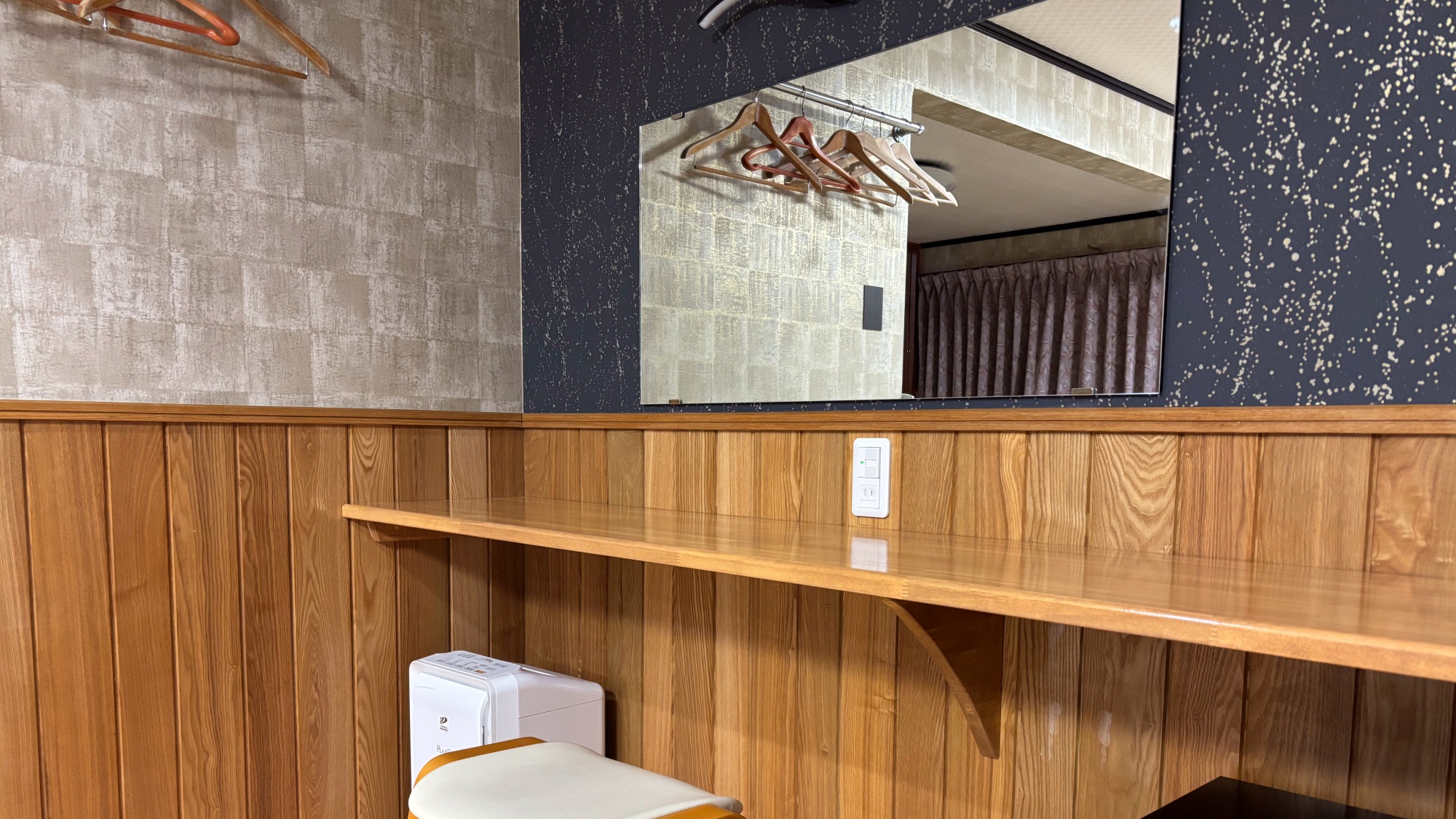 【和室24畳】新しく化粧スペースを設置しました！幅があるので、数名で同時に使用することもできますよ♪