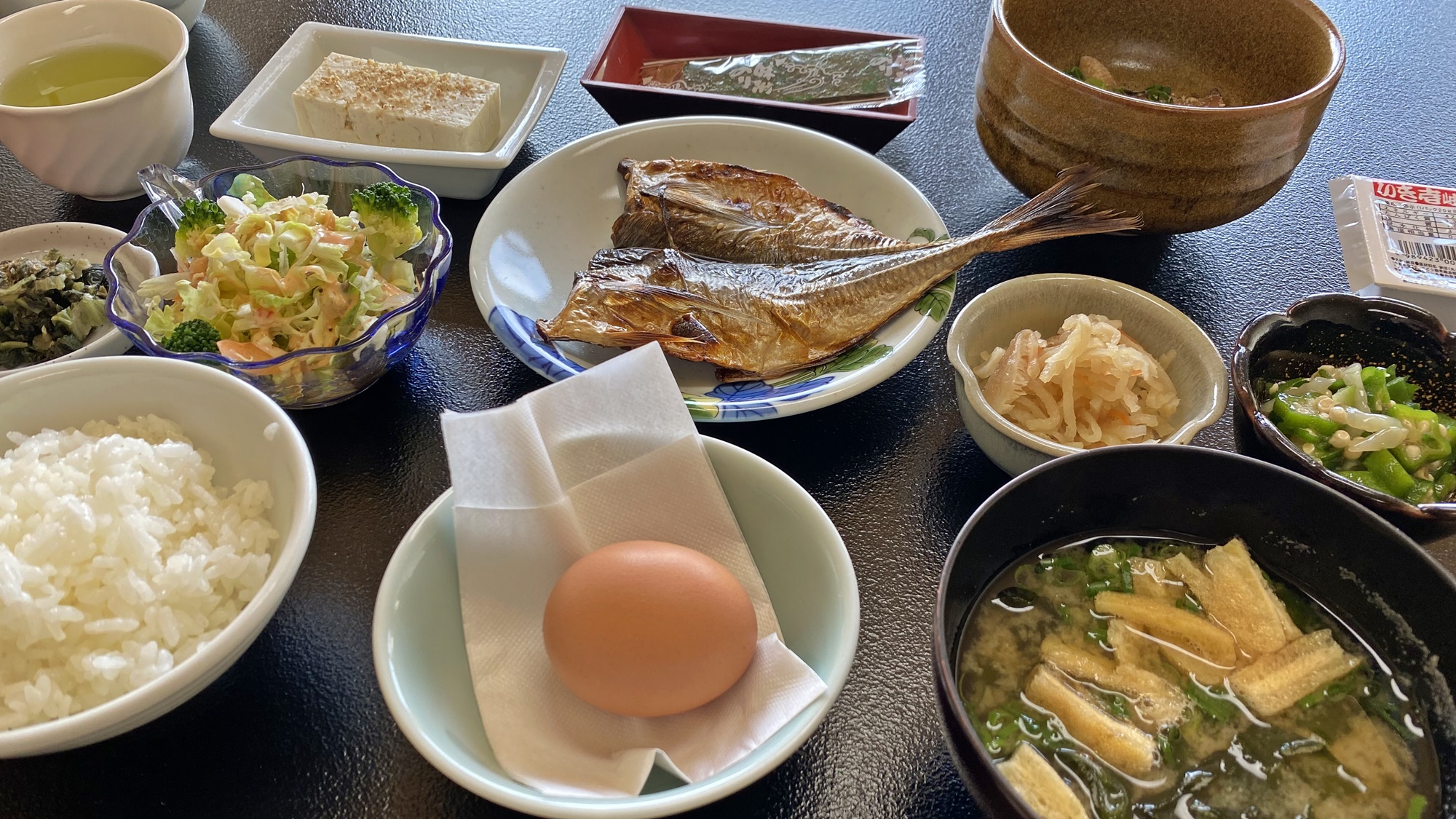 *【朝食一例】朝からボリューム満点で大満足◎ごはんのお供がたくさんで、お櫃ごはんが進む！進む！