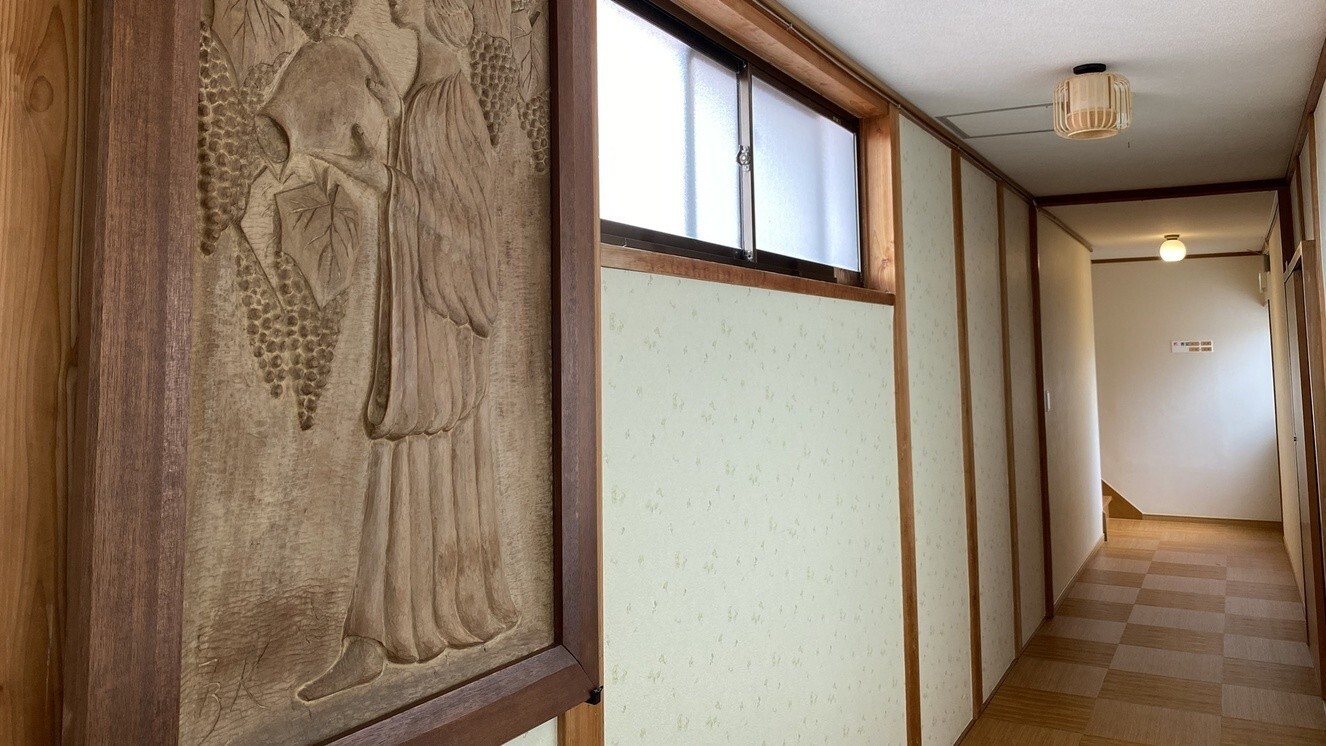 【館内一例】廊下：差込む陽の光や、廊下の彫刻などもお愉しみいただけます。