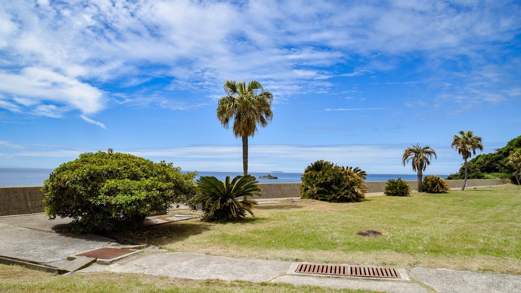 【あと岬】天然のプールのような潮溜まり、鏡のように映りこむ空、ダイナミックな玄界灘のコントラスト。
