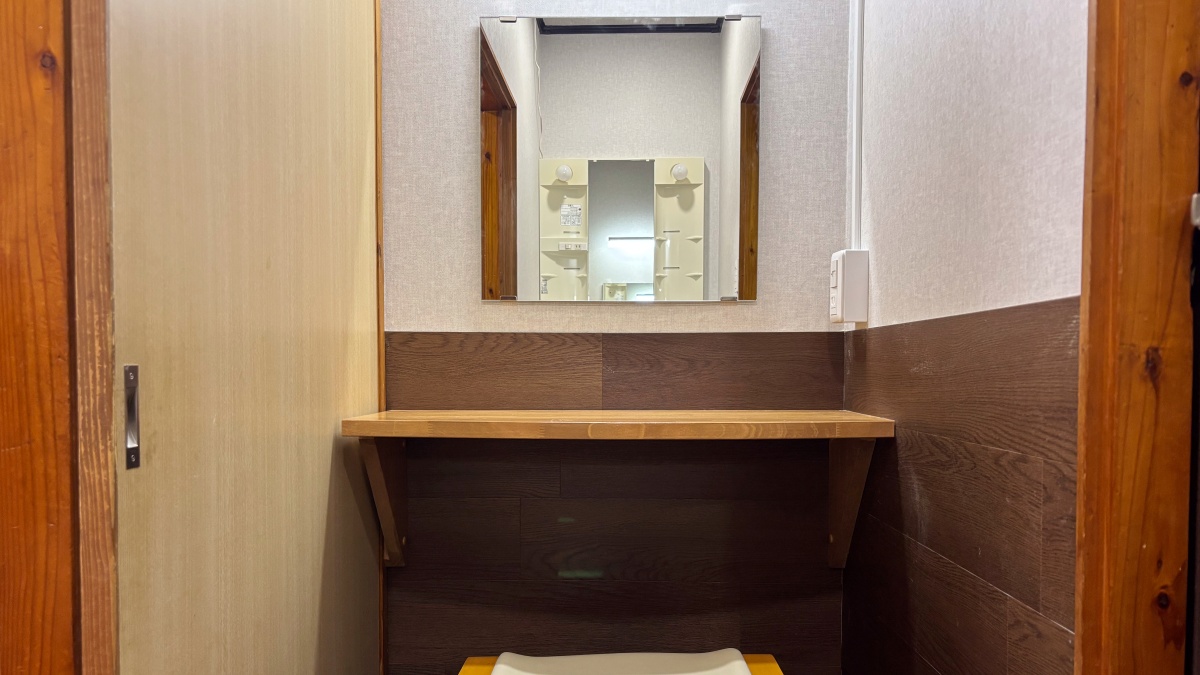 【海側和室11.5畳】新しく化粧スペースを設置しました！コンセントもあるのでドライヤーなどの使用も◎