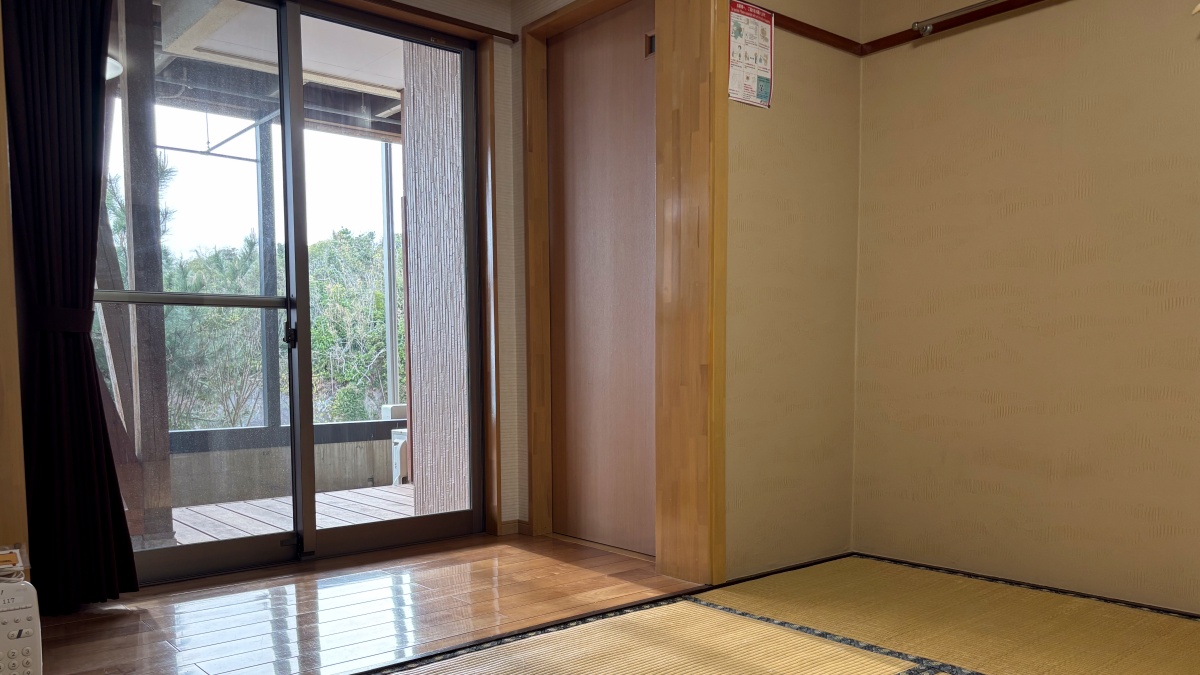 【海側和室6畳テラス付】開放感あふれるテラス付オーシャンビュー。自然の音と景色に心も体も委ねて&hellip;。