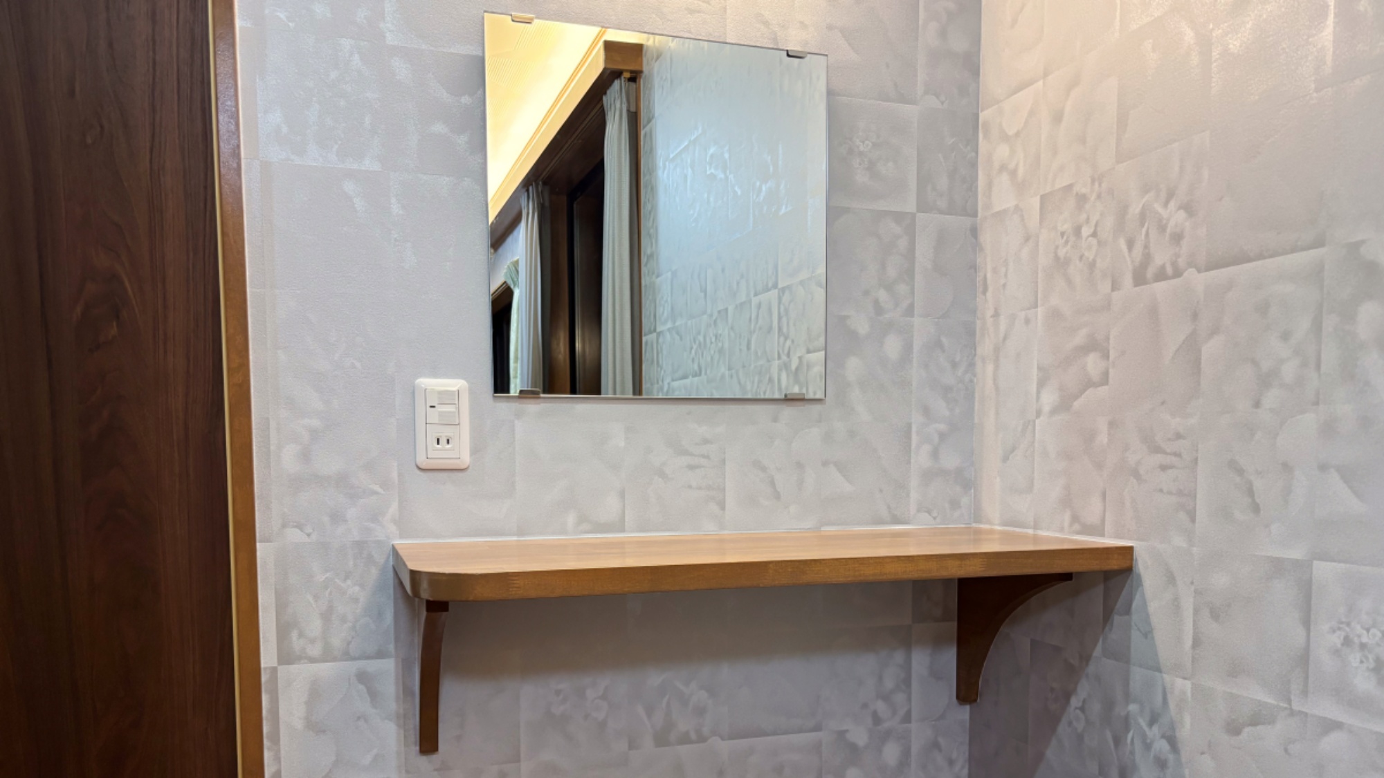 【海側和室11畳】化粧スペースにはコンセントもあるので身支度も困ることなし！ゆっくりご準備ください。