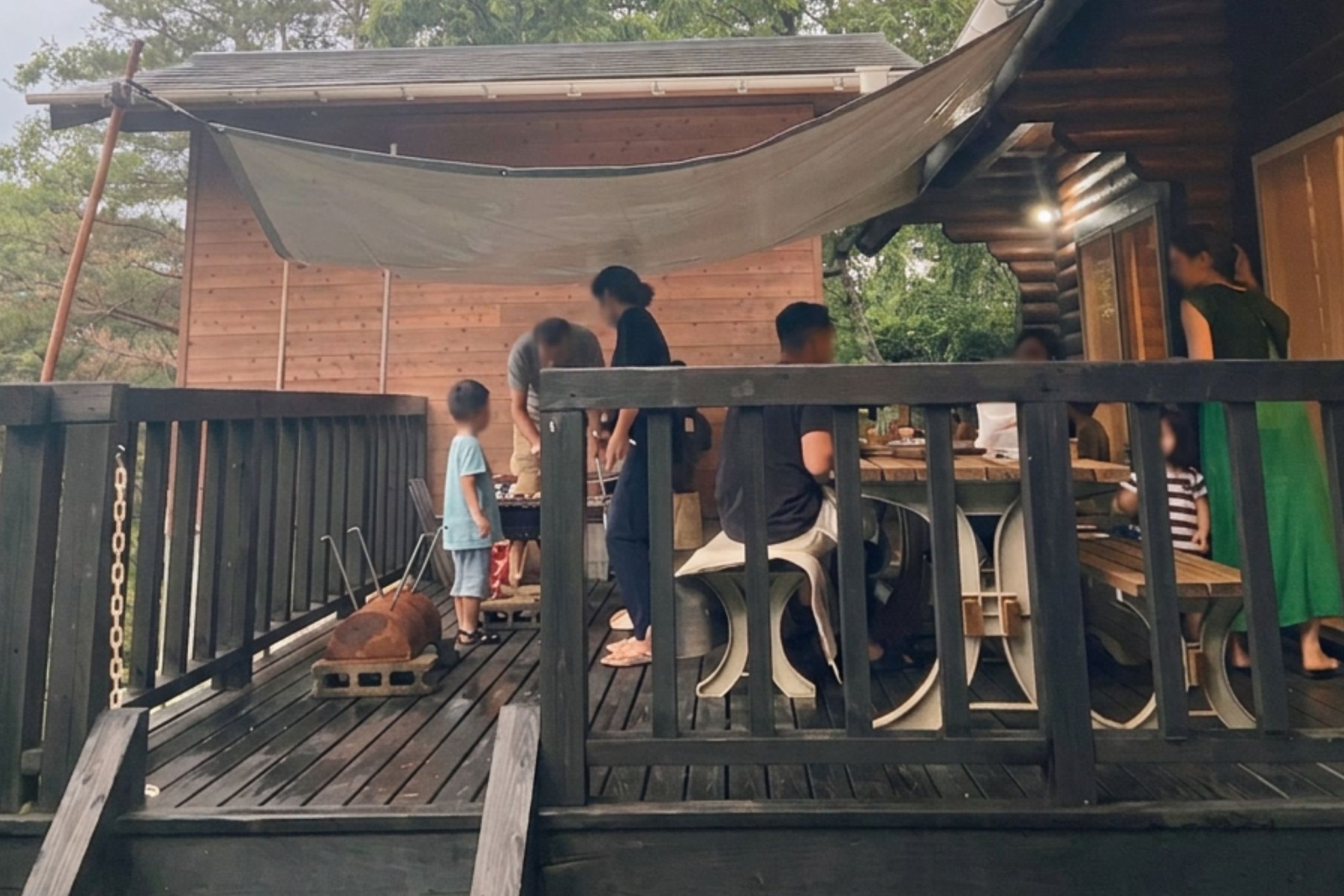 自然を感じながらBBQを楽しめる屋根付きスペースです。