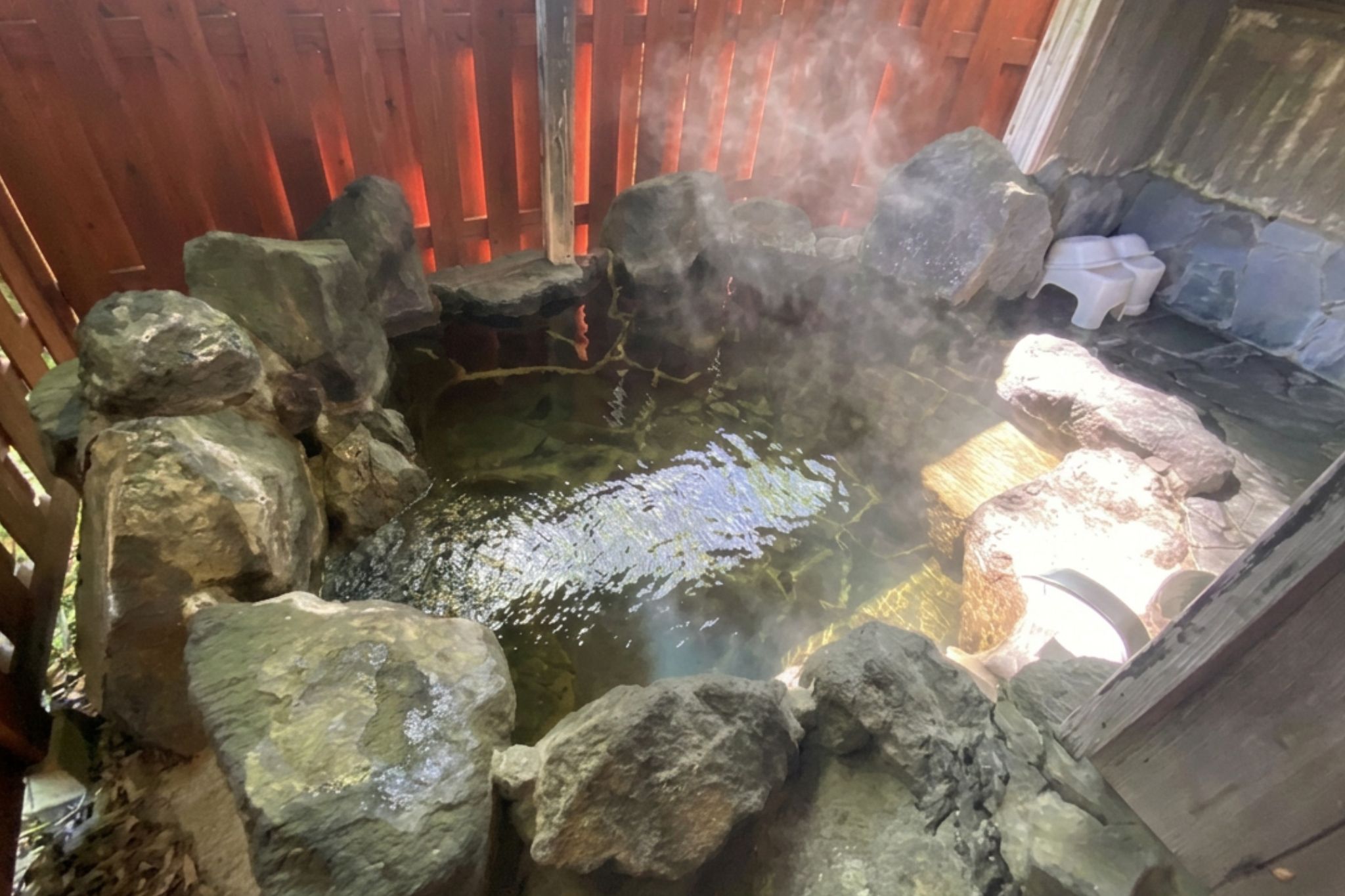 木々に囲まれた露天風呂。静かな別荘時間をお過ごしください。