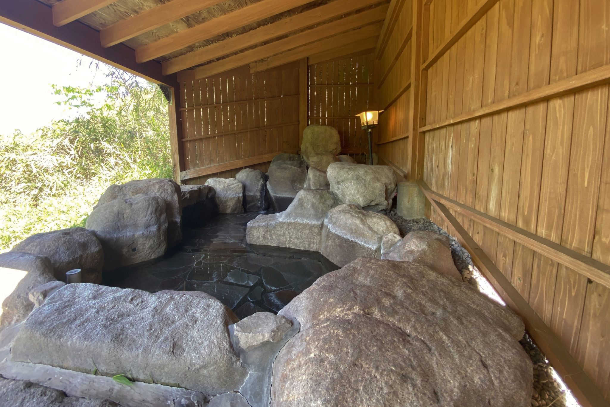 自然に囲まれた開放感のある露天風呂で、ゆったりと温泉をお楽しみください。