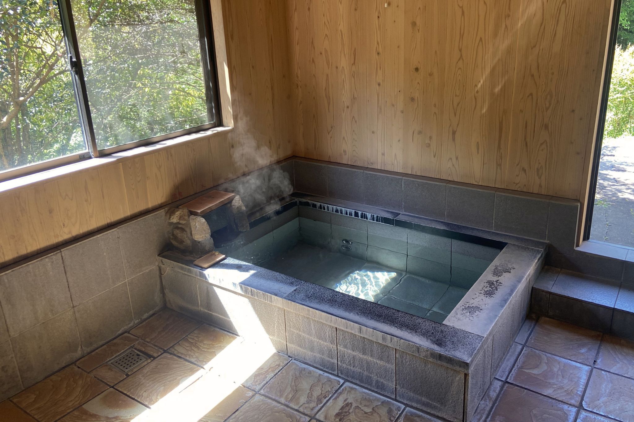 天然温泉を楽しめる内湯。天候を気にせずゆっくりご利用いただけます。