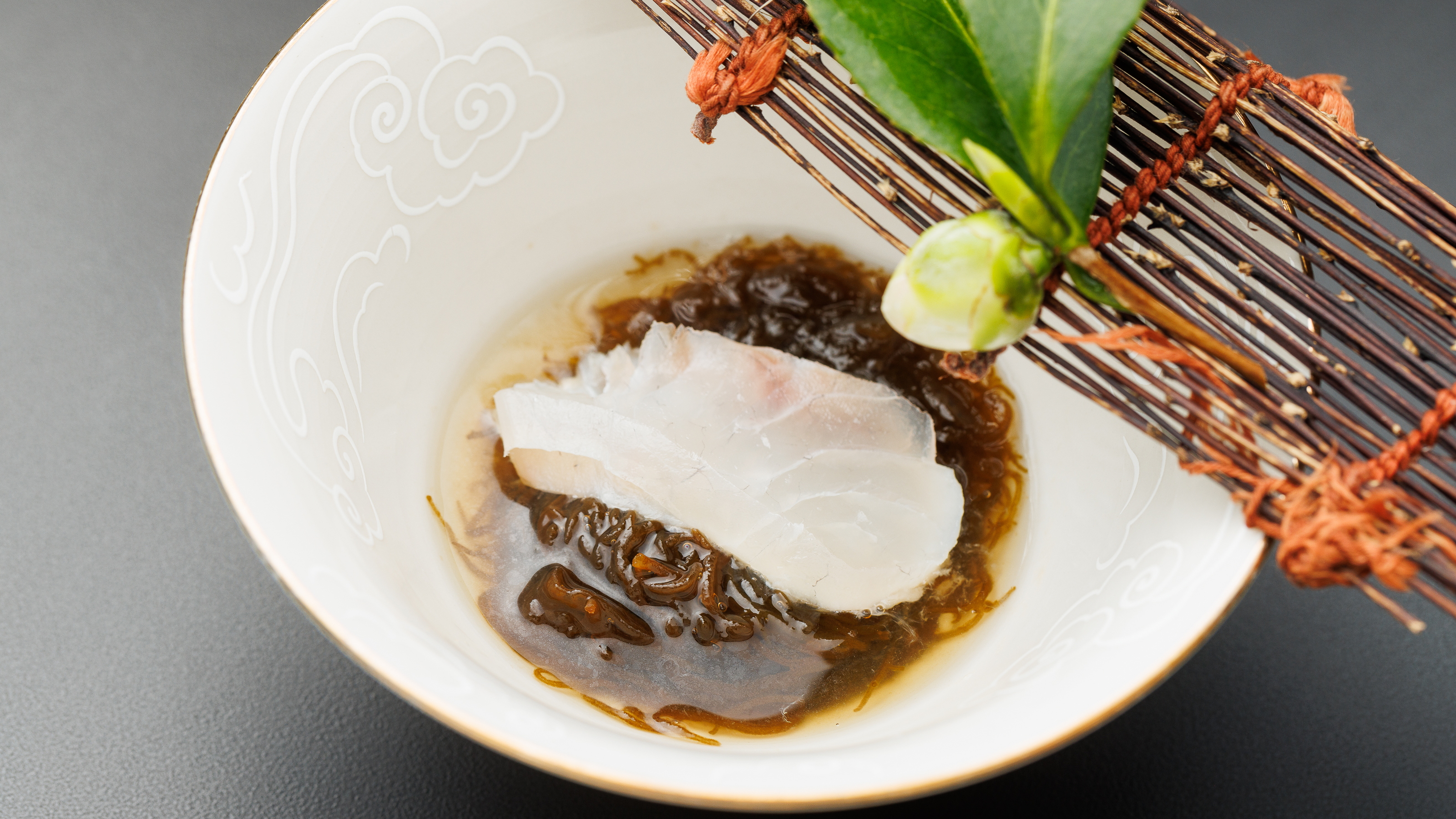 【止肴】天然鯛の昆布締め、もずく