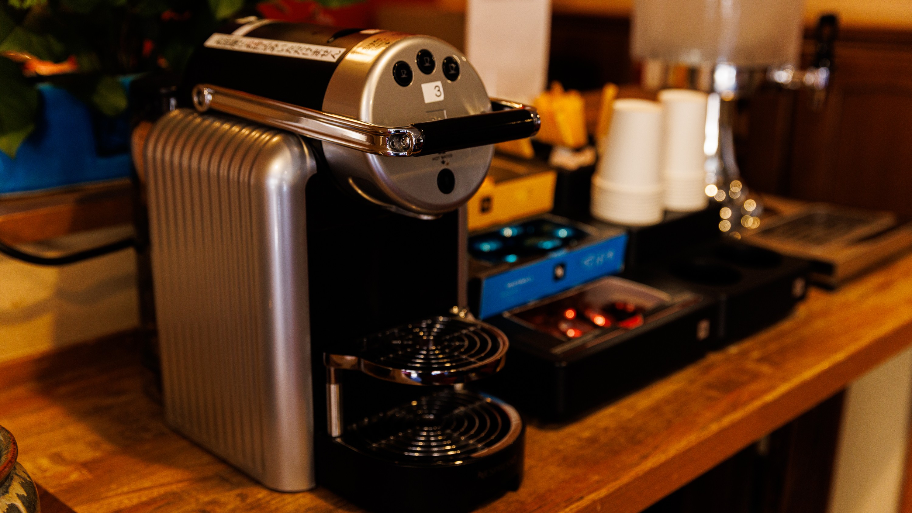 【ロビー】ラウンジではコーヒーと湯上りのお水をご用意しております。