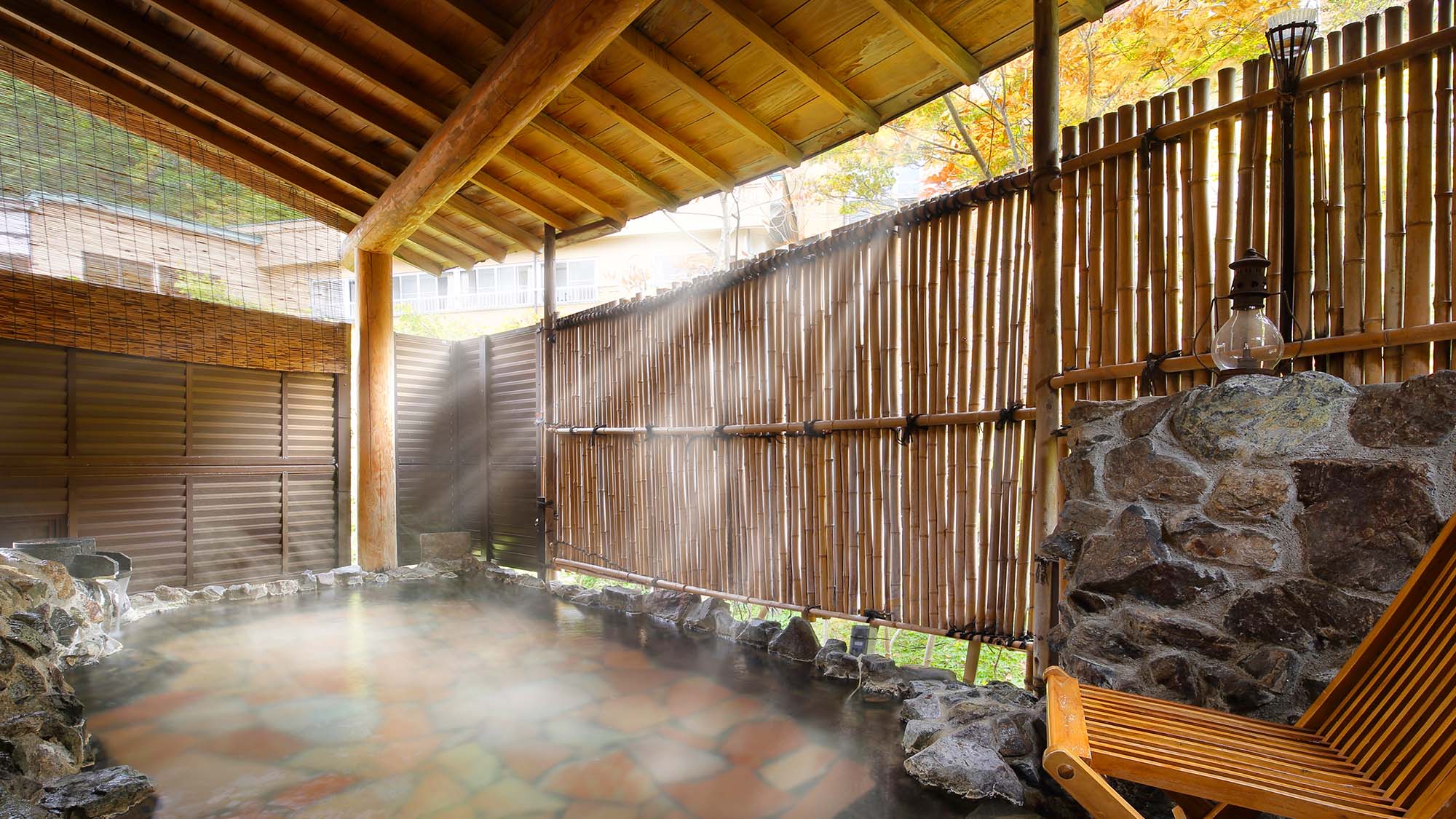 露天風呂『かじかの湯』紅葉の頃