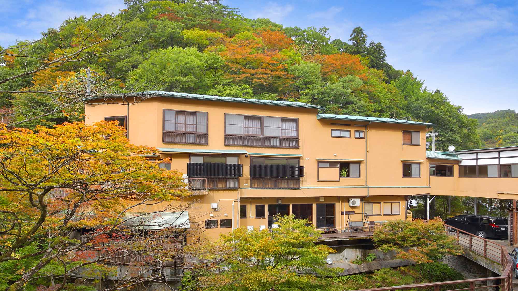 【外観昼景】紅葉の頃