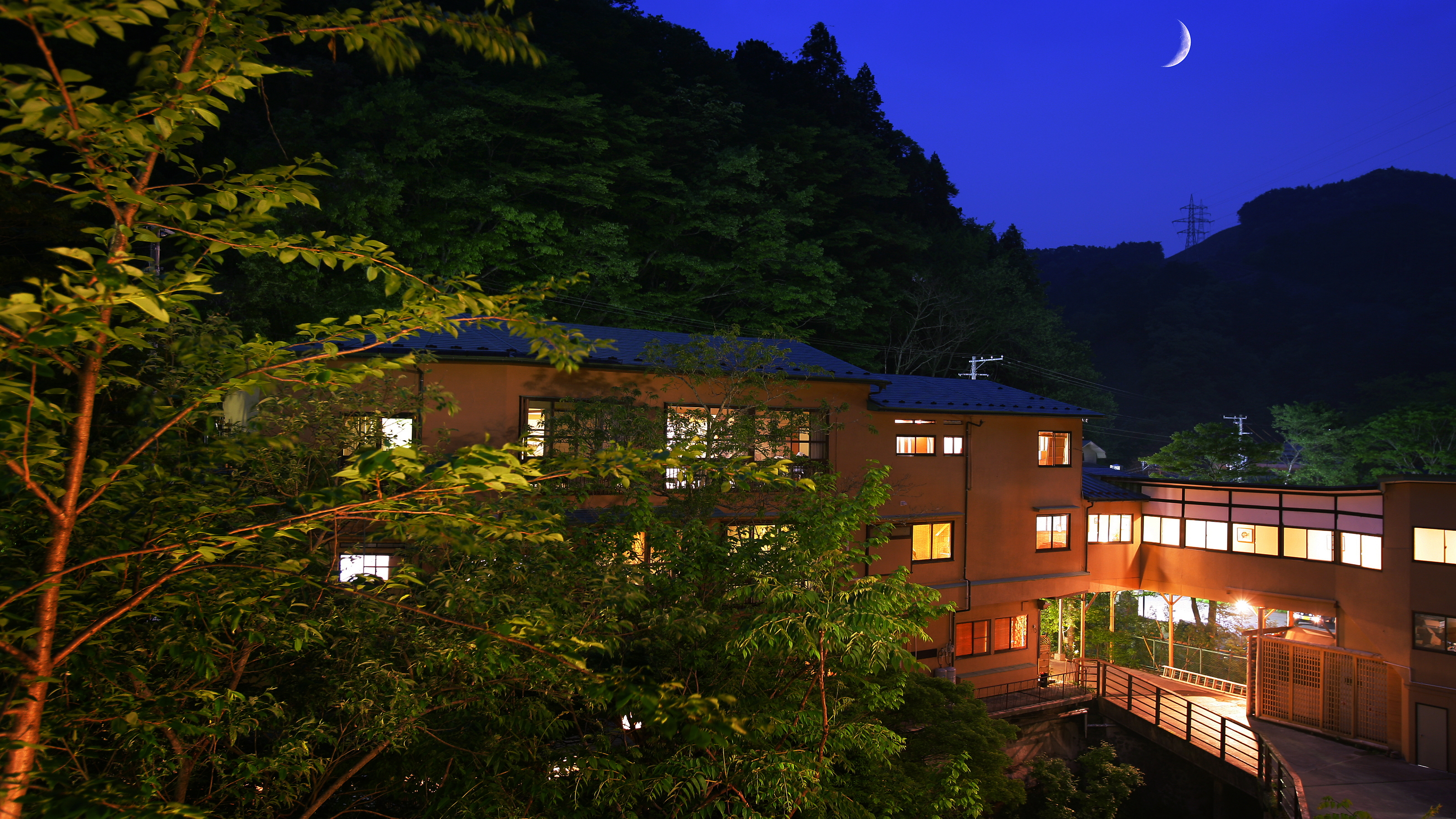 【外観夜景】夜になるとライトアップされる美しい情景