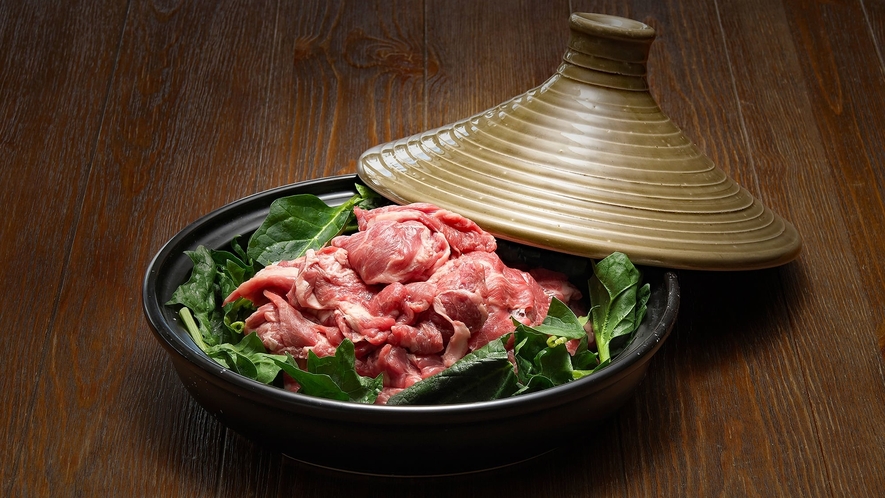 【ご夕食】タジン鍋でいただく、ラム肉と彩り野菜の蒸焼き　特製薬味ソース