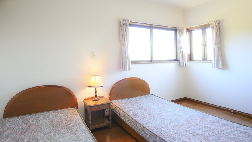 2階にツインのお部屋が2つあります。5名様でご利用の場合、ベッドに添い寝か寝袋等ご持参ください。