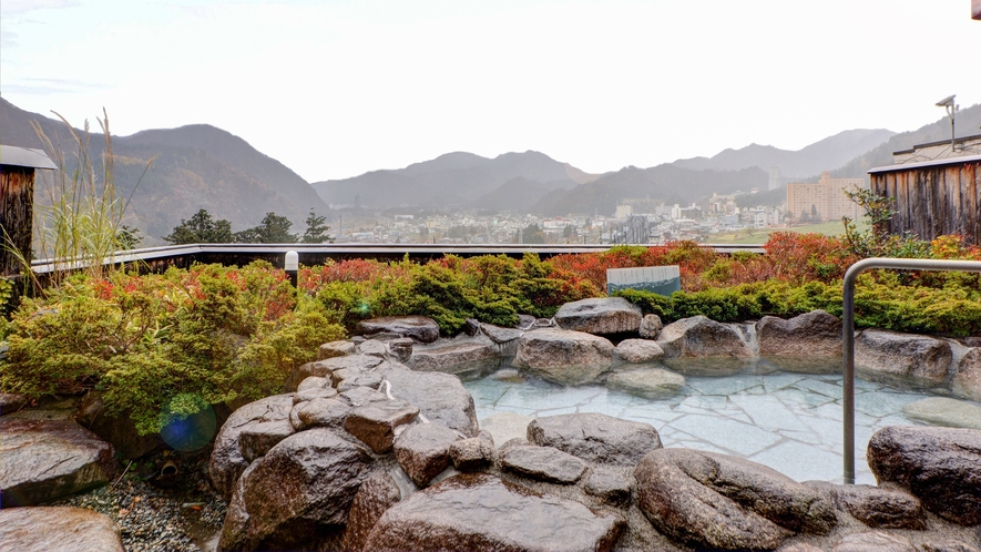 *露天風呂（男性）/谷川岳と湯沢の街並みを望む まさに絶景露天風呂