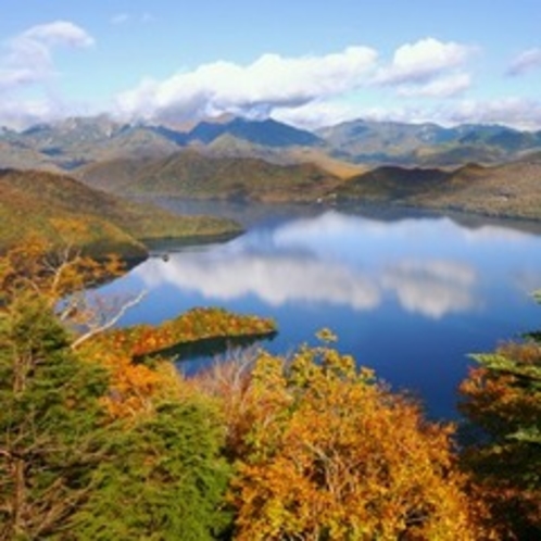 錦秋の中禅寺湖・八丁出島