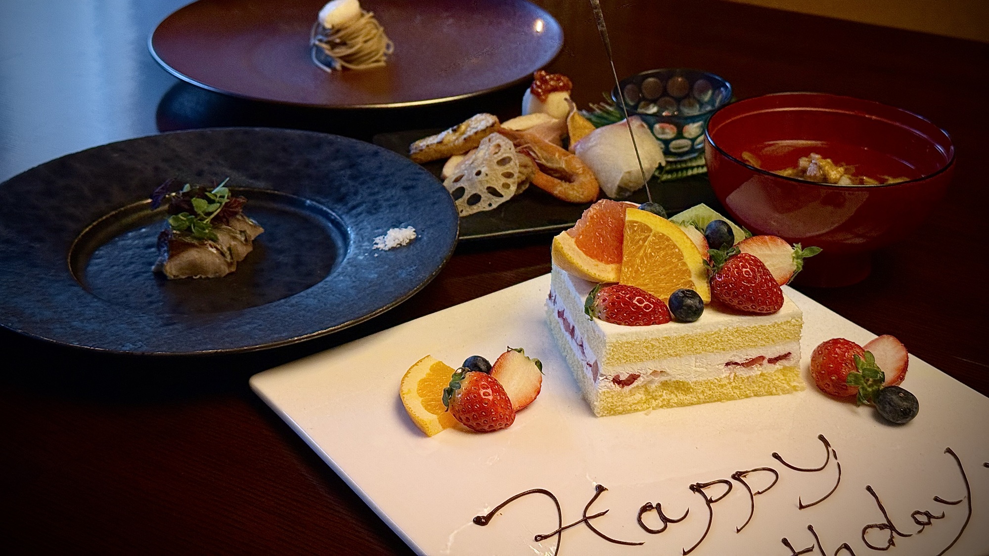 【季節のおすすめ会席】四季折々の旬の食材を活かした全8品の季節会席。嬉しいケーキ付き♪