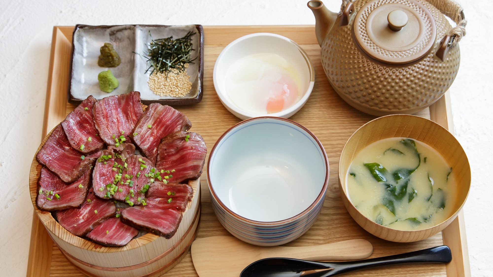 【牛まぶし丼】あっさりとした脂と濃厚な赤身の味をお愉しみいただけます。
