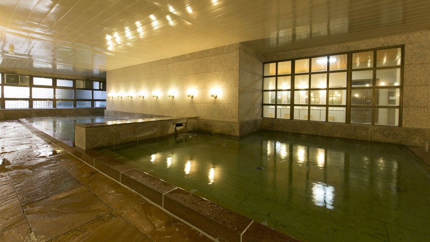 ◆きららの湯／御影石をふんだんに使用した、清潔感あふれる大浴場。