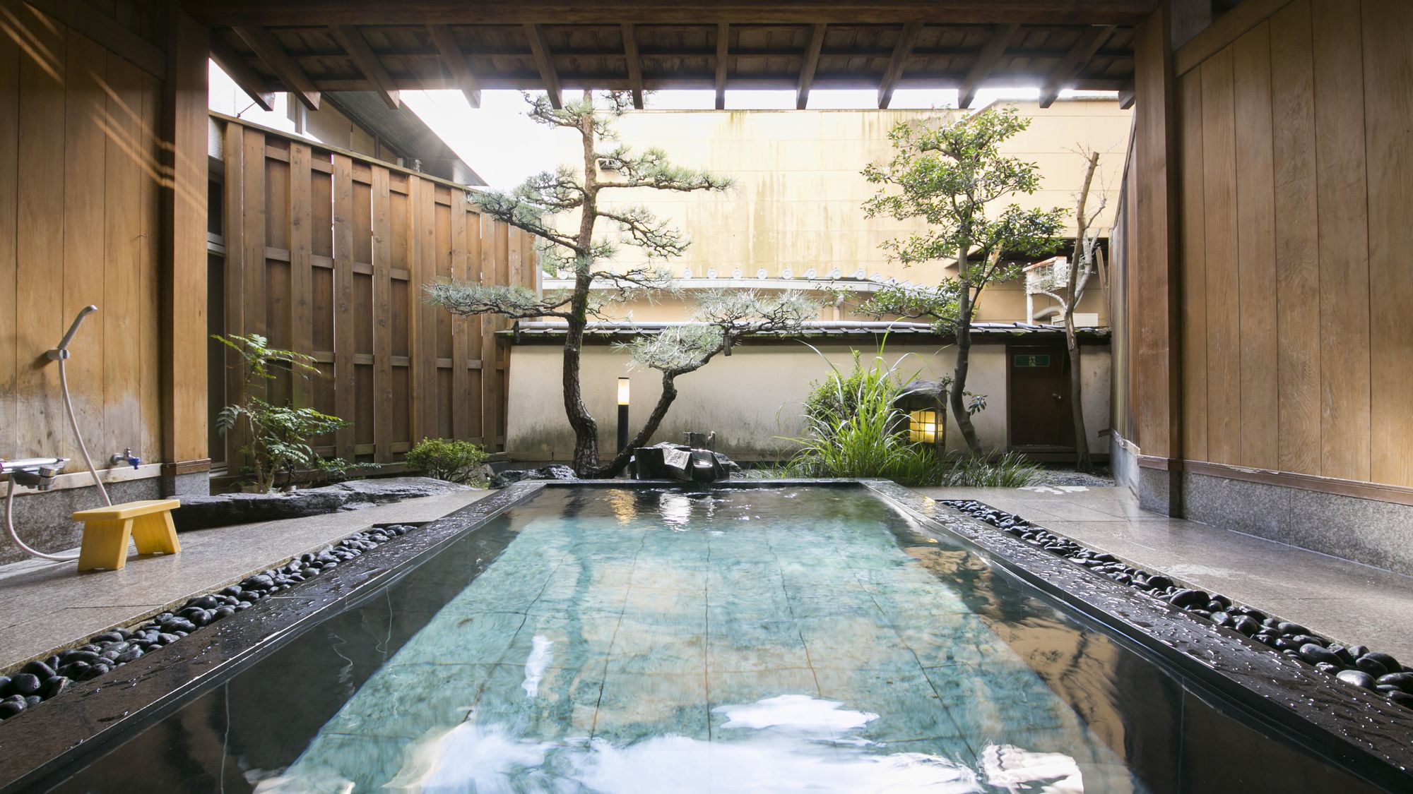 ◆庭園露天風呂（男湯）／木の香りただようぬくもりの湯。野趣あふれる庭園露天風呂です。