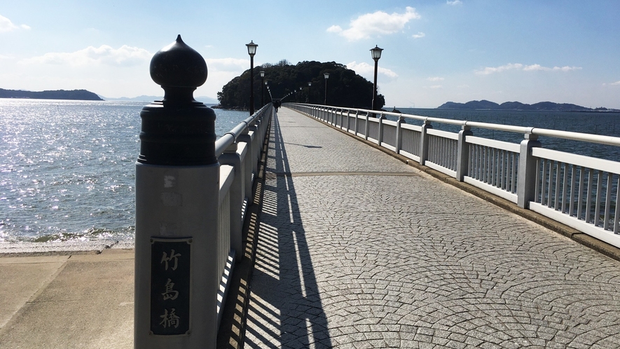 ◆周辺観光「竹島」島の周囲には遊歩道があり、海と島の両方の景色が楽しめます（当館より車で9分）