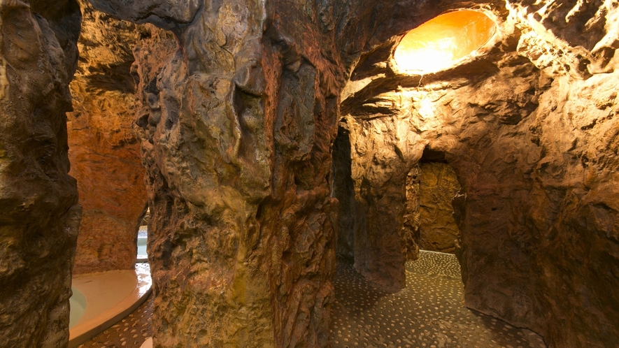◆洞窟風呂／まるで地底を思わせる野趣味豊かな洞窟風呂。