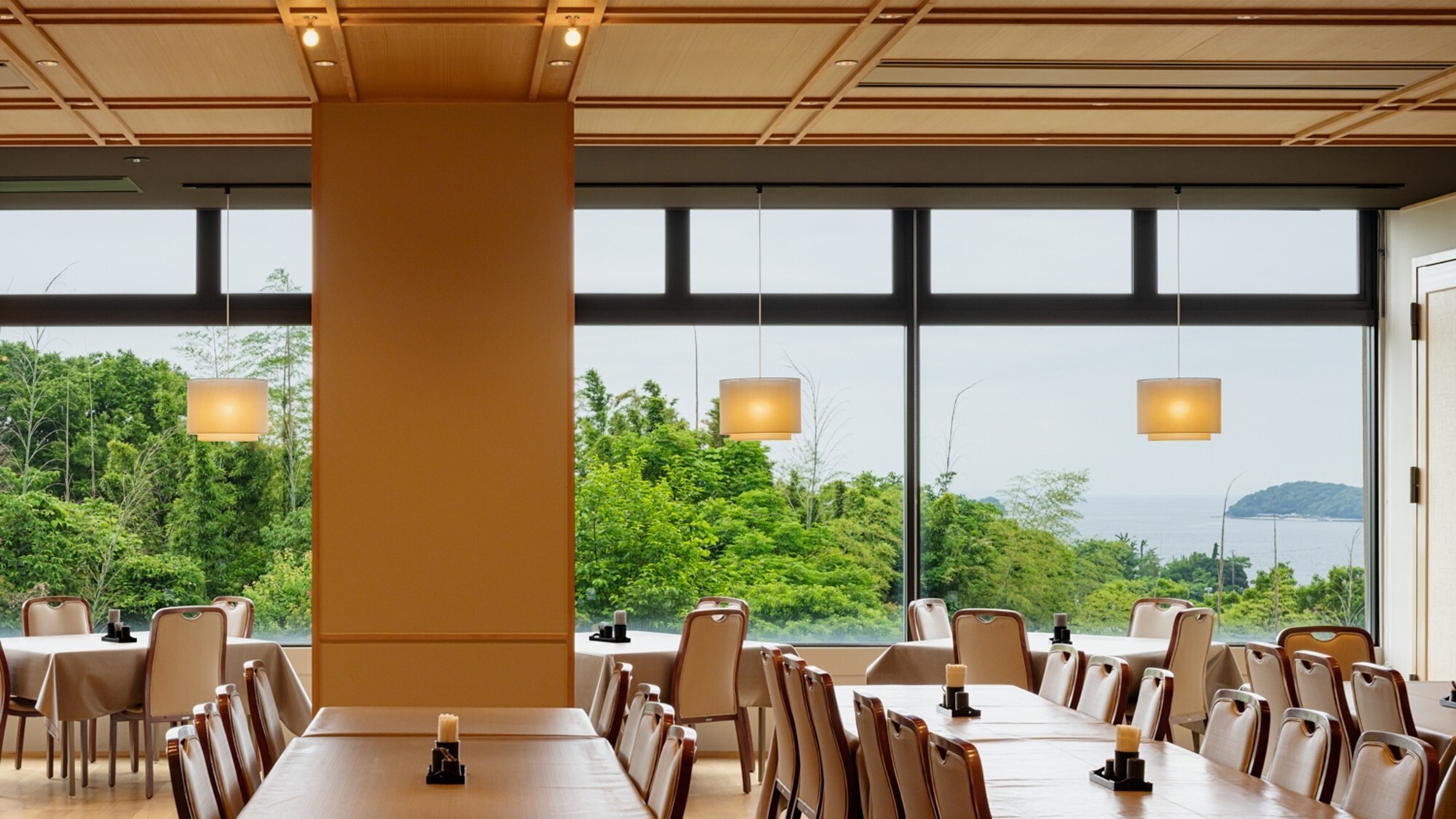 ◆レストラン会場（ブッフェ）／朝食・夕食のブッフェレストラン会場。2025年春改修いたしました。