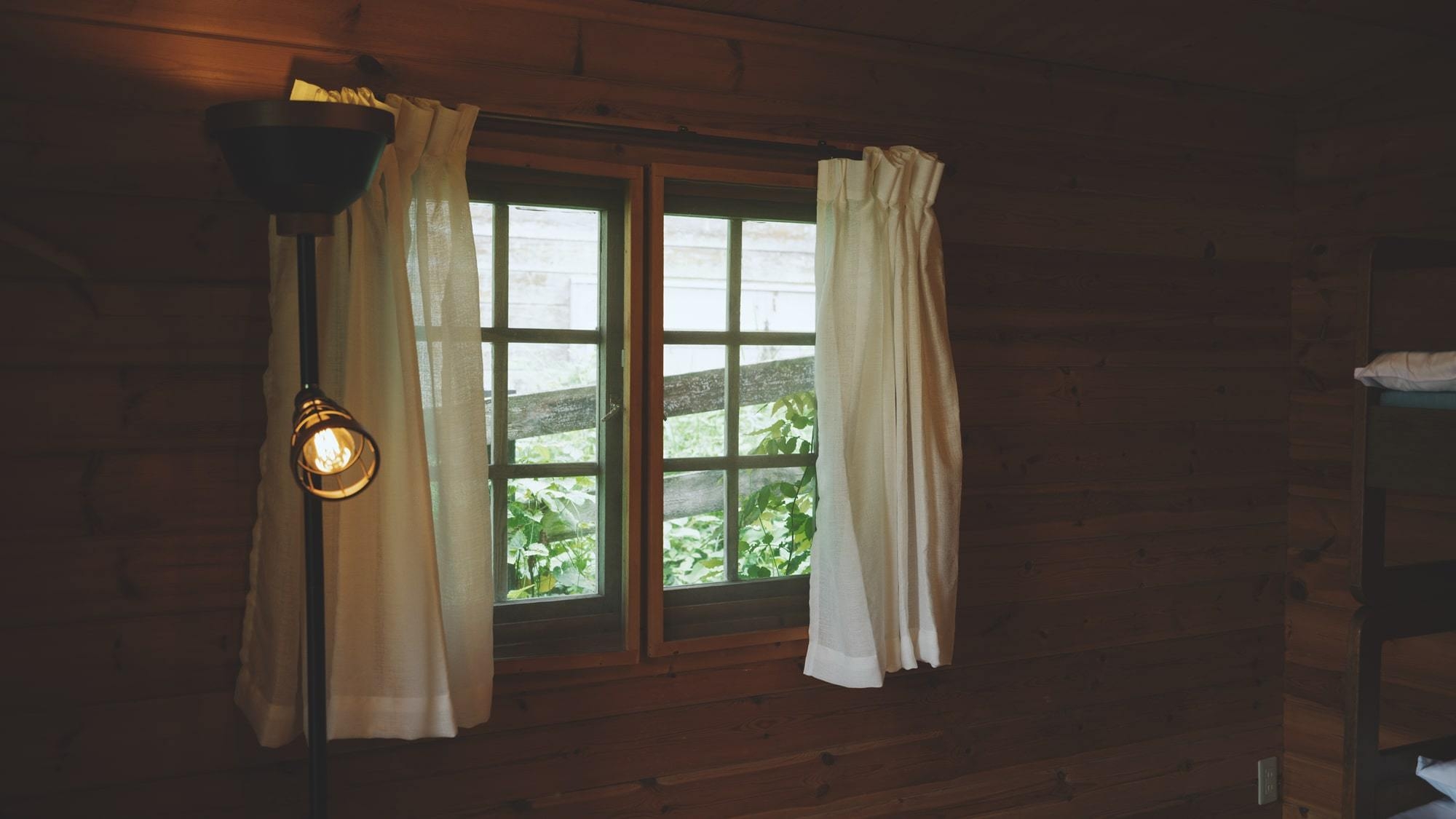 【素泊まり】牧場前のログキャビンで自然を満喫！寝具付で安心＆Wifiや冷暖房ご利用OKで快適ステイ