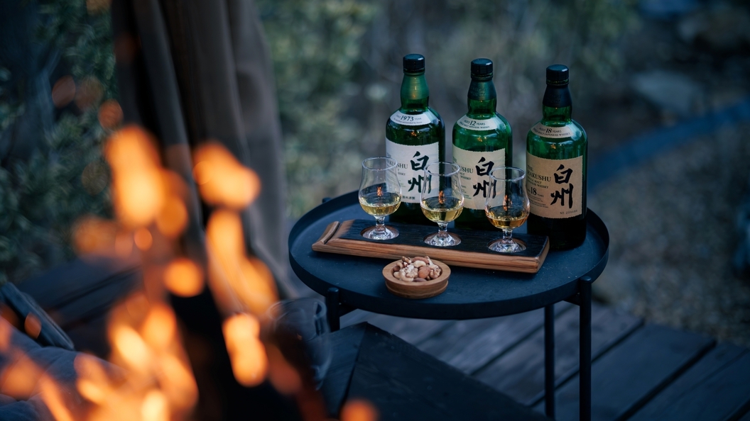 【ウイスキー樽の焚き火と楽しむ白州3種飲み比べ】スモーキーなウイスキー香と自然に浸るひと時＜2食付＞