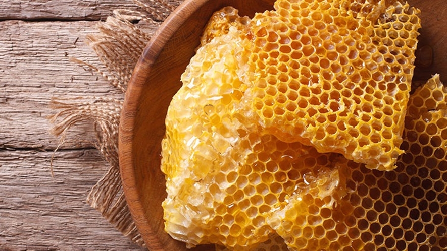 *自家製はちみつ／当館裏にて可愛らしい羽音を立てる日本ミツバチを5つの巣箱で育てています。