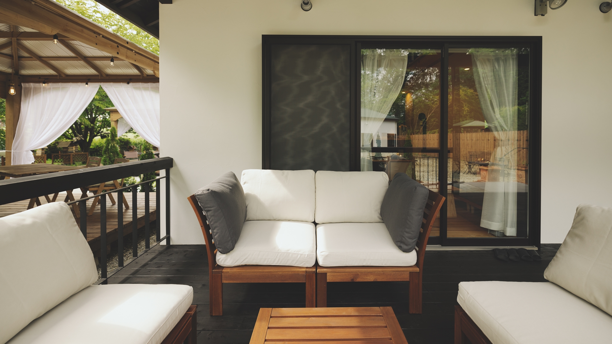 *ヴィラ滞在イメージ／座り心地のいいデッキソファでおしゃべりしたり、読書をしたり・・・