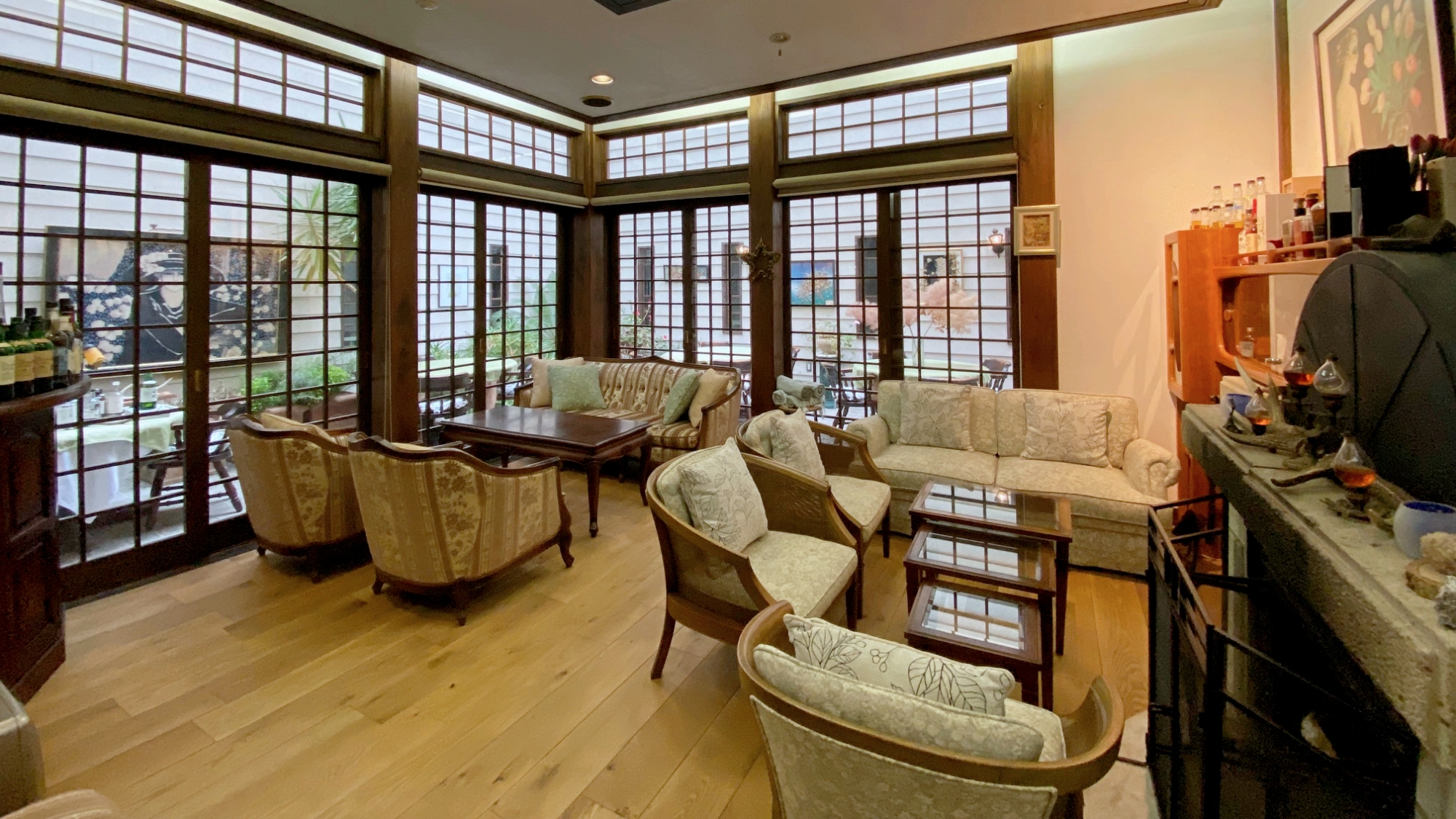 *ラウンジ／暖炉のあるホテルラウンジでもお寛ぎいただけます