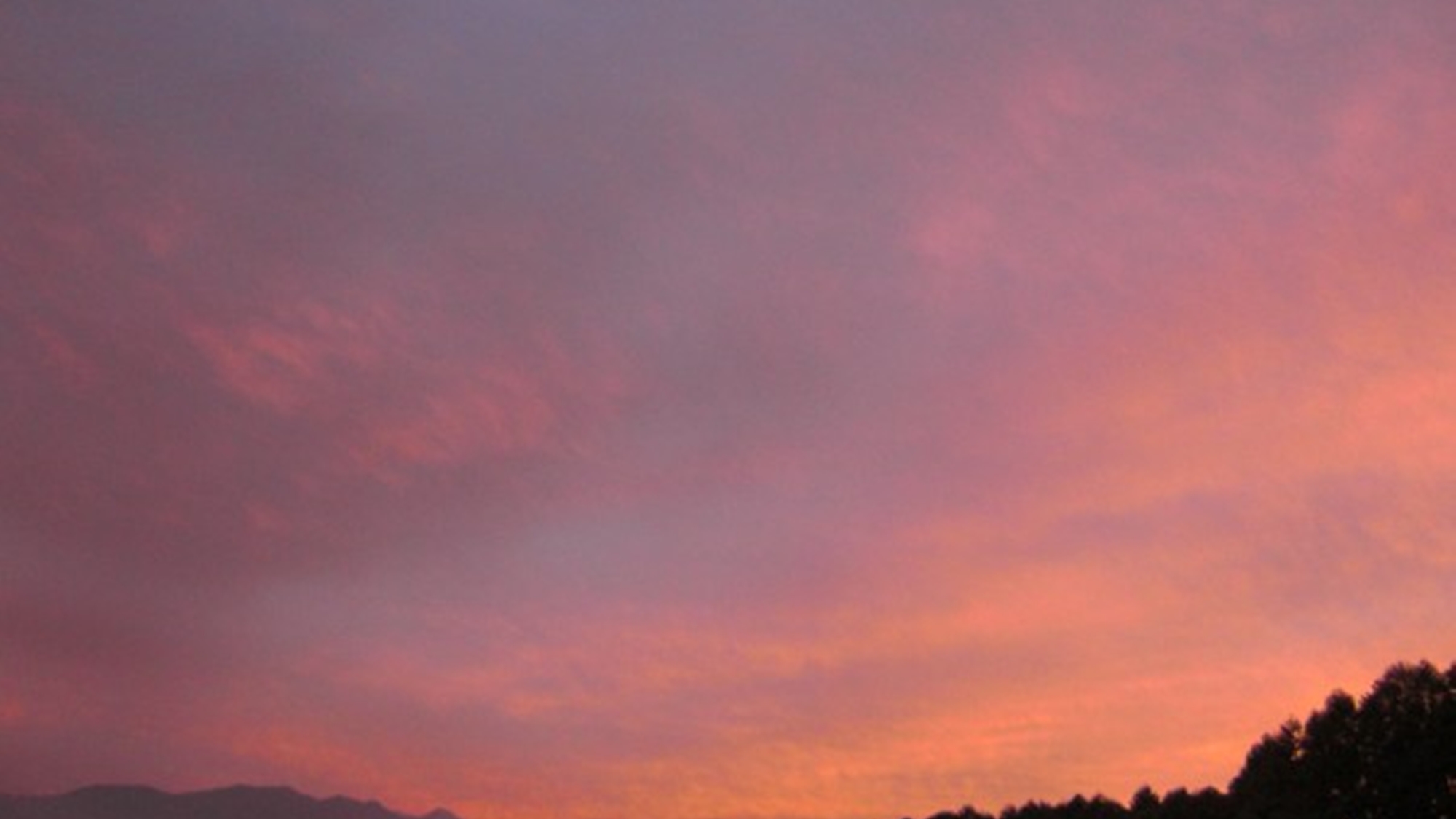 *夕暮れ／広大な敷地では空に遮るものがなく、自然の変化を感じられます。