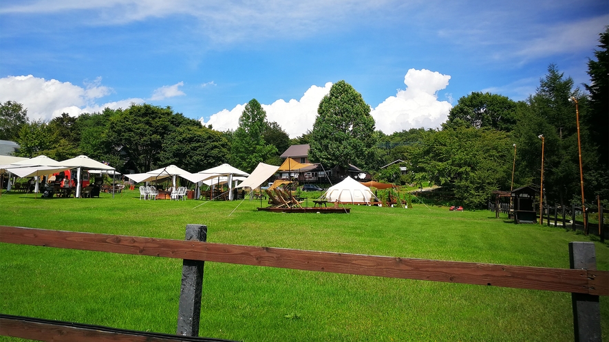 *草原エリア全景／グランピング・焚火・草原レストラン・草原BARなどが点在しています。