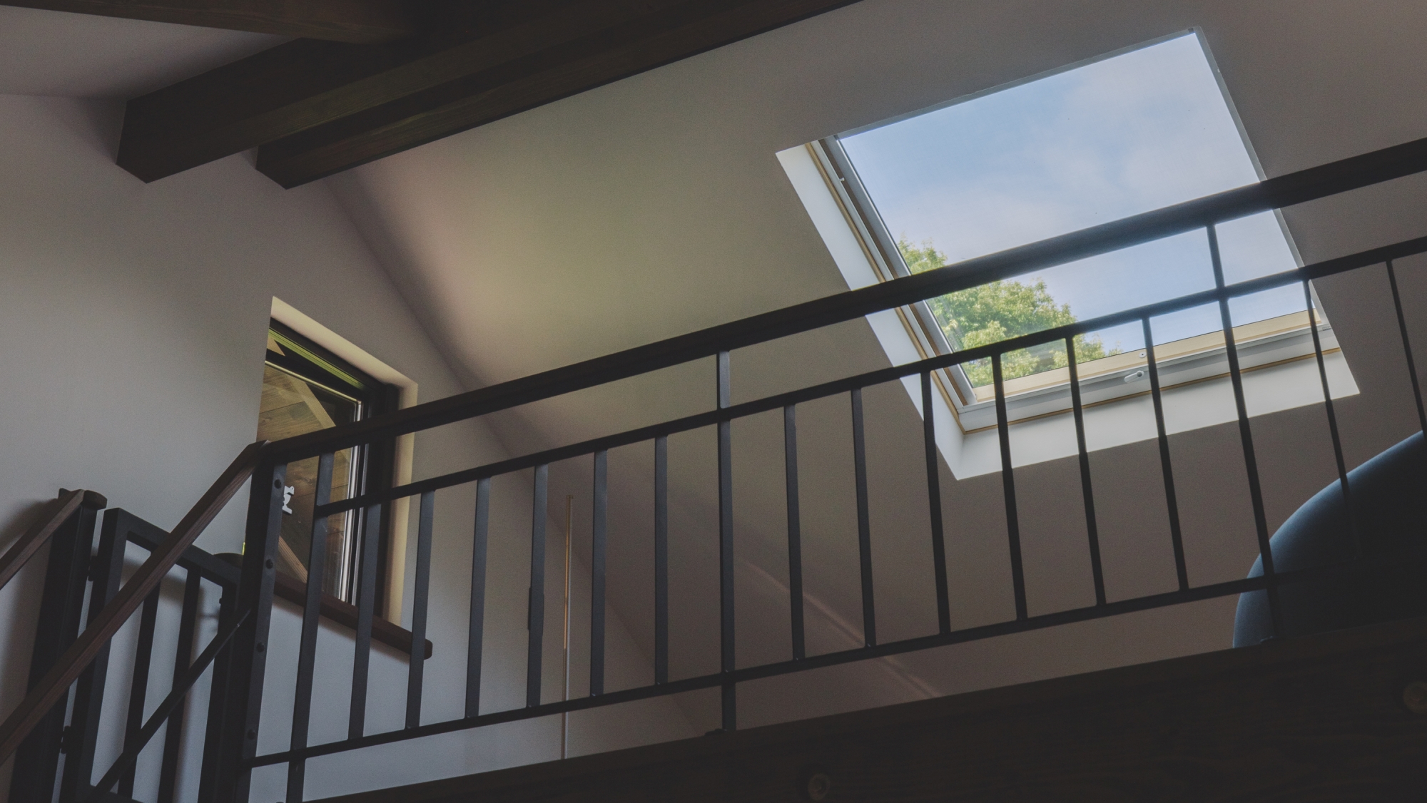 *部屋一例／窓から木漏れ日が差し込みます。