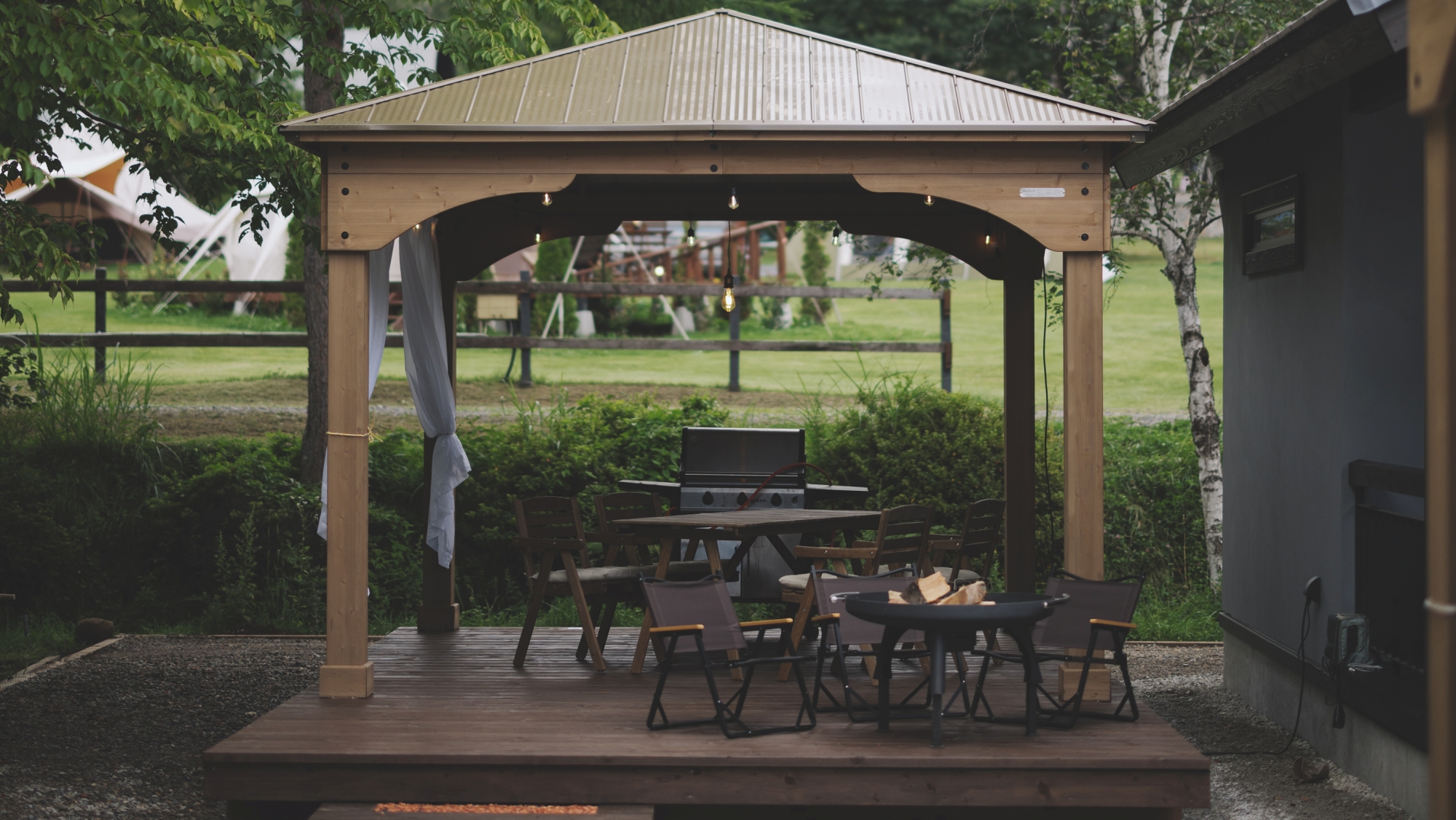 *ヴィラ外観／併設の専用ガゼボで思うままにおくつろぎいただけます。