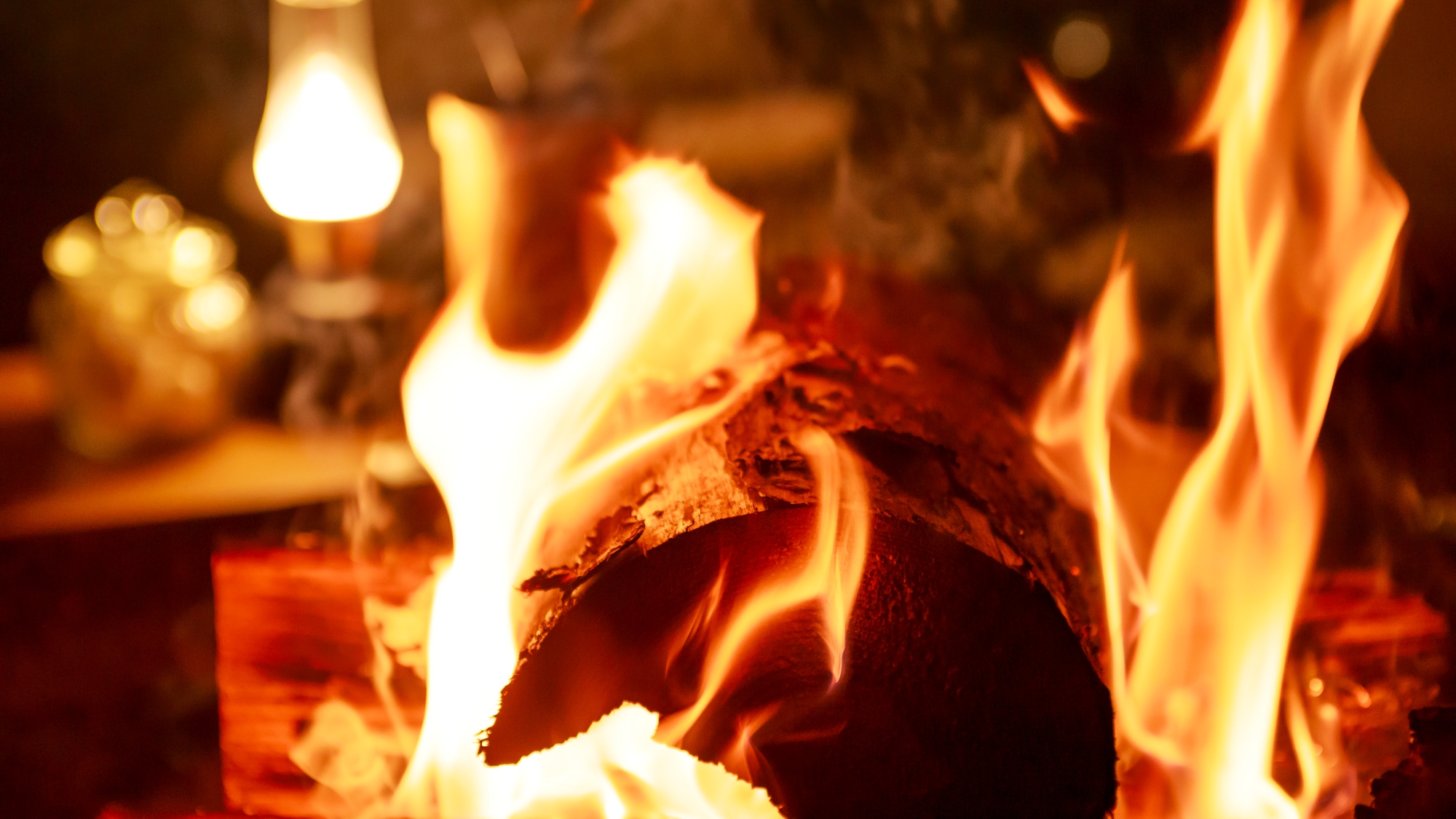 *焚火体験スペース一例／日常を離れ、揺らめく炎を囲みながら素敵な時間をお過ごしください。