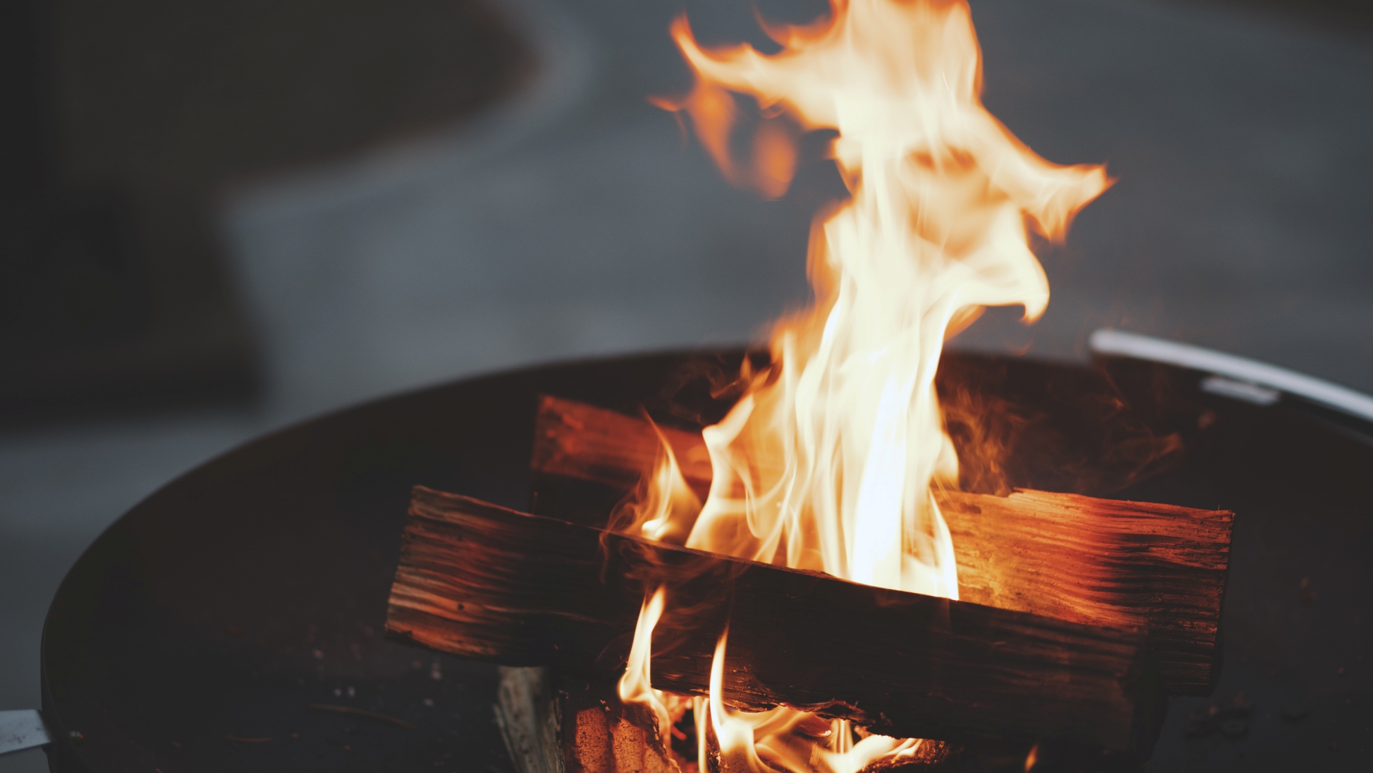 *ヴィラ専用ガゼボでの焚火／日常を離れ、揺らめく炎を囲みながら素敵な時間をお過ごしください。