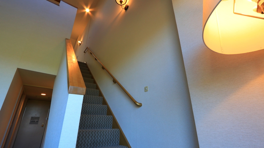 【客室-メゾネット洋室-】 ロフトへの階段。開放感のある人気のお部屋です。
