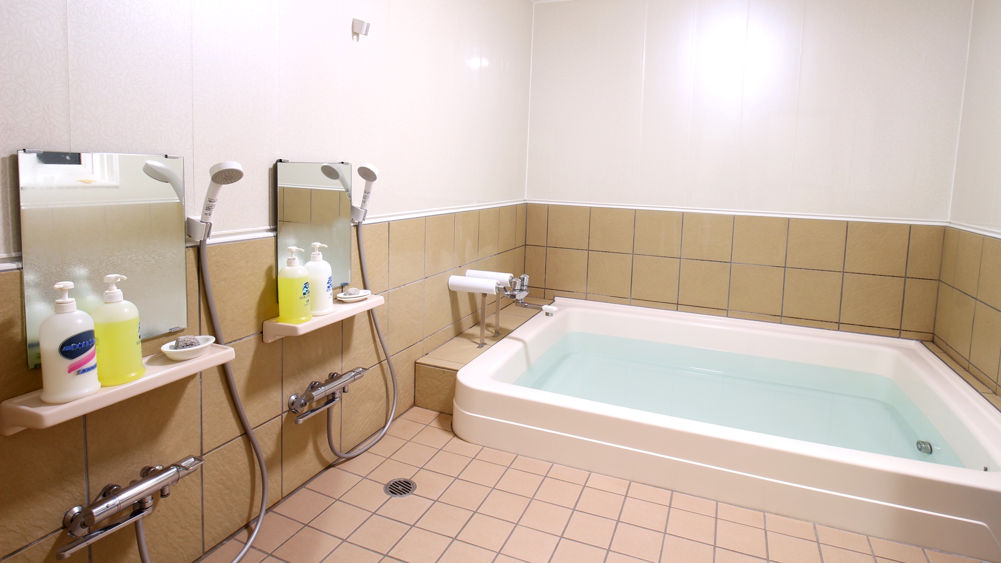 *【風呂】バスタブは３～４人が入れるほどのスペースがあり、ゆったりとしております。
