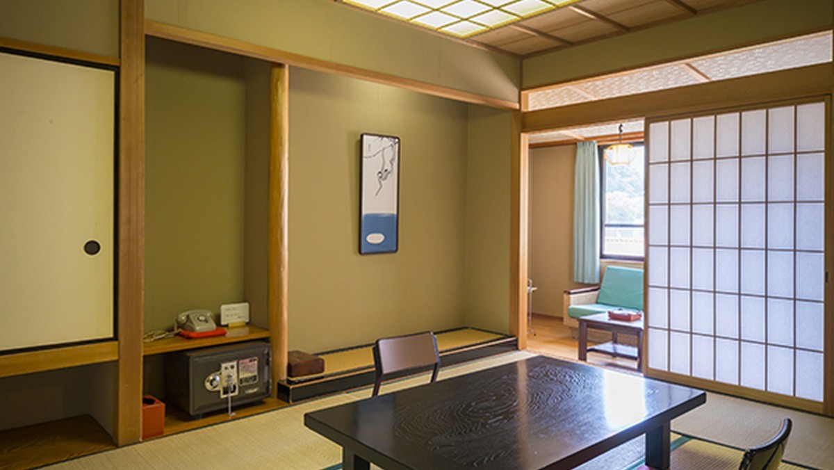 10畳くつろぎ和室 山々や街並みなど山中全体をご覧いただけます。