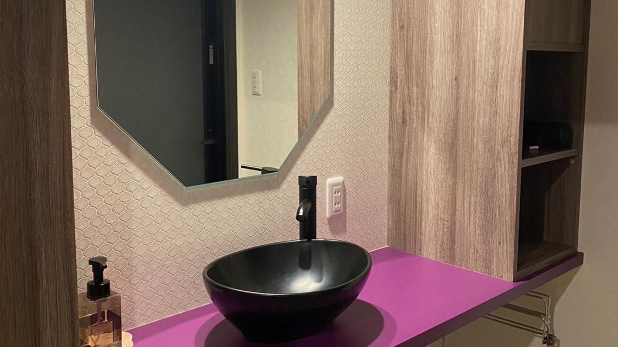 広々とした洗面台にも若女将のこだわりが。アメニティも各種ご用意。